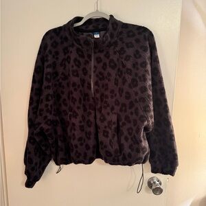 Old Navy Cropped Black/Gray Leopard pullover Cozy Plush Design Xl